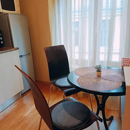Elegant Old Town Toffee Bliss Apartment, Self Check-in, Steps From Bus Station Apartmán