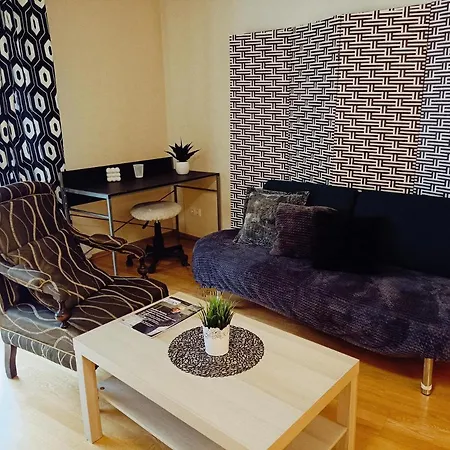 Elegant Old Town Toffee Bliss Apartment, Self Check-in, Steps From Bus Station Apartmán *