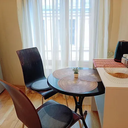 Elegant Old Town Toffee Bliss Apartment, Self Check-in, Steps From Bus Station * Riga