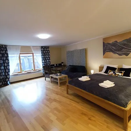 Elegant Old Town Toffee Bliss Apartment, Self Check-in, Steps From Bus Station