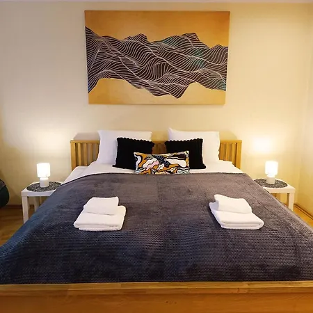 Apartment Elegant Old Town Toffee Bliss Apartment, Self Check-in, Steps From Bus Station *