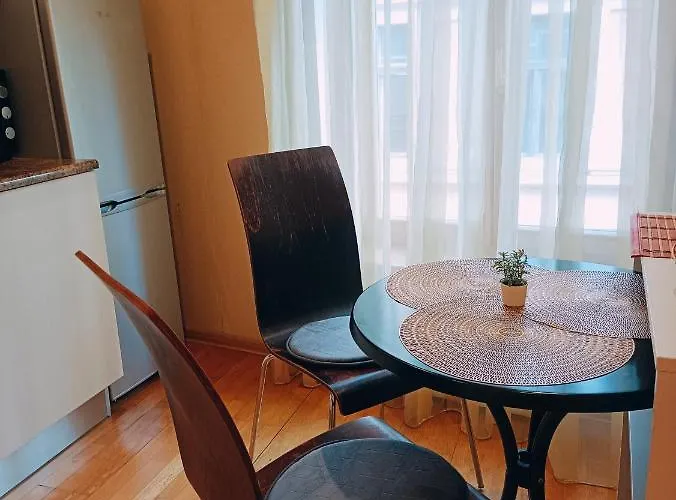 Elegant Old Town Toffee Bliss Apartment, Self Check-in, Steps From Bus Station Dzīvoklis