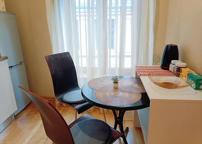 Elegant Old Town Toffee Bliss Apartment, Self Check-in, Steps From Bus Station * Riga