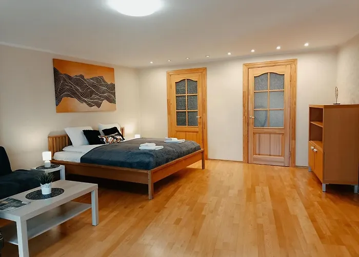 Elegant Old Town Toffee Bliss Apartment, Self Check-in, Steps From Bus Station * Riga