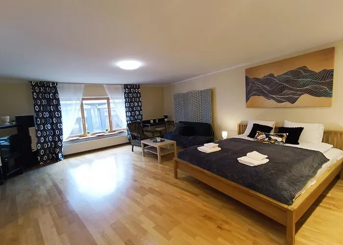 Elegant Old Town Toffee Bliss Apartment, Self Check-in, Steps From Bus Station