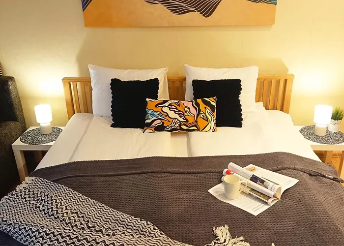 Elegant Old Town Toffee Bliss Apartment, Self Check-in, Steps From Bus Station