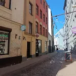 Elegant Old Town Toffee Bliss Apartment, Self Check-in, Steps From Bus Station Apartment Riga