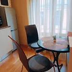 Elegant Old Town Toffee Bliss Apartment, Self Check-in, Steps From Bus Station Apartment