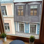 Elegant Old Town Toffee Bliss Apartment, Self Check-in, Steps From Bus Station Riga