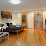 Elegant Old Town Toffee Bliss Apartment, Self Check-in, Steps From Bus Station * Riga