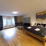 Elegant Old Town Toffee Bliss Apartment, Self Check-in, Steps From Bus Station