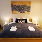 Apartment Elegant Old Town Toffee Bliss Apartment, Self Check-in, Steps From Bus Station *