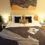 Elegant Old Town Toffee Bliss Apartment, Self Check-in, Steps From Bus Station